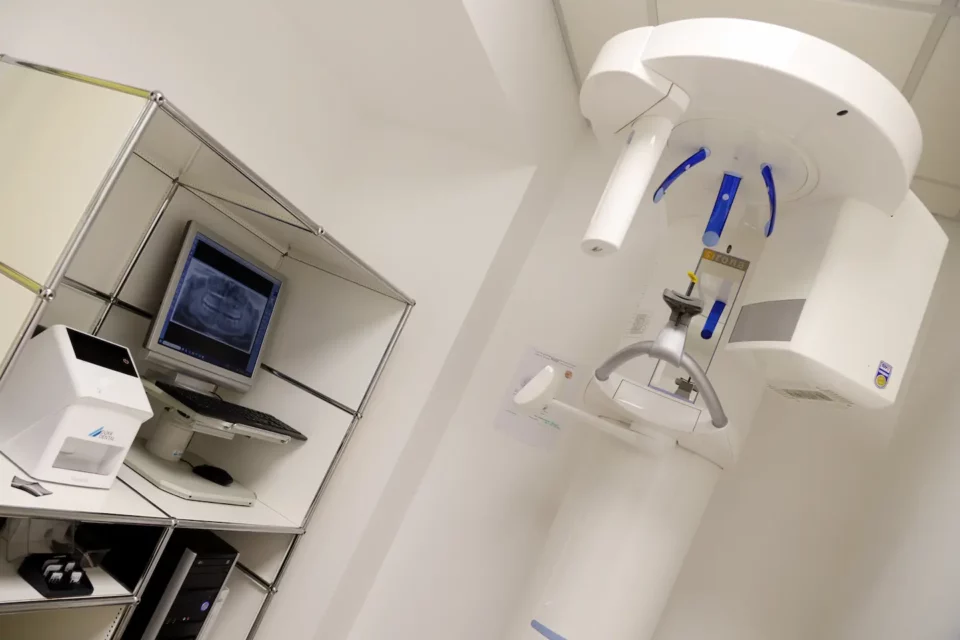 Modernes digitales Röntgengerät mit Monitor für präzise Zahndiagnostik.