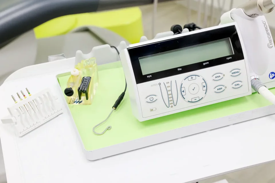 Endodontie-Gerät mit Feilen und Modell für präzise Wurzelkanalbehandlungen.